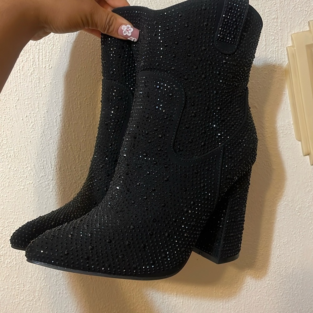 Women's short boots used in excellent condition